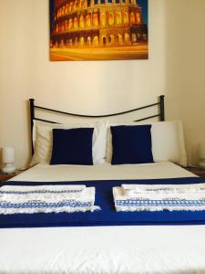 ローマにあるThe 7th Floor in Romeのベッド(青と白のシーツ、枕付)