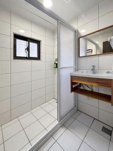 苗栗市的住宿－南苗大旅社，带淋浴、盥洗盆和镜子的浴室