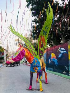 kolorowy posąg kolorowego ptaka w obiekcie Casa Centro w mieście Isla Aguada