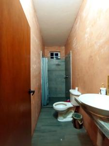 W łazience znajduje się toaleta, umywalka i prysznic. w obiekcie Casa Centro w mieście Isla Aguada