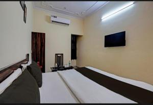 AK VILAS - BEST BUDGETED HOTEL IN JAIPUR客房内的一张或多张床位