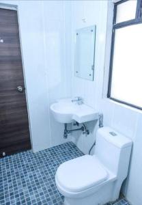 AK VILAS - BEST BUDGETED HOTEL IN JAIPUR的一间浴室