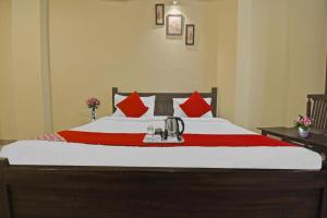 AK VILAS - BEST BUDGETED HOTEL IN JAIPUR客房内的一张或多张床位