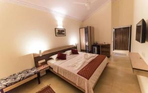 斋浦尔AK VILAS - BEST BUDGETED HOTEL IN JAIPUR的房间里有一张大床的卧室