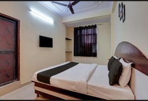 AK VILAS - BEST BUDGETED HOTEL IN JAIPUR客房内的一张或多张床位