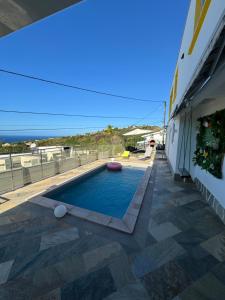 una piscina con vista sull'oceano di Villa Champagne a Schœlcher