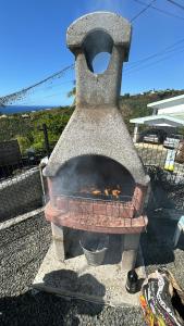 un forno in pietra con dentro un fuoco di Villa Champagne a Schœlcher
