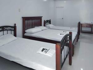 BantayにあるRedDoorz at Guimod Transient House Ilocos Surのベッド3台とテーブルが備わる部屋