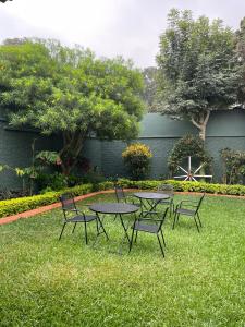 un grupo de mesas y sillas en un patio en Inari Hostal en Guatemala