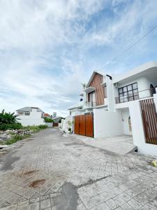 努沙杜瓦Cabana Villa - Mumbul Hill的一栋带车道的白色大房子