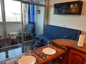 een woonkamer met een bank en een tafel bij Apartbeach Marina in Candelaria