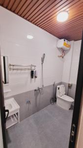 a bathroom with a toilet and a sink and a shower at An vũ hotel in Bak Kan