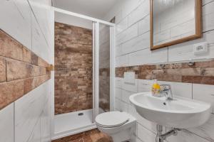 uma casa de banho com um WC, um lavatório e um chuveiro em Martinova bouda em Benecko