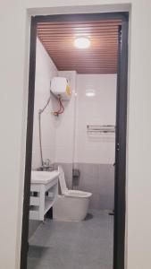 een badkamer met een wastafel, een bad en een toilet bij An vũ hotel in Bak Kan