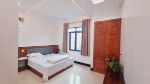 a bedroom with a bed and a window at An vũ hotel in Bak Kan