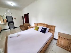 Krevet ili kreveti u jedinici u objektu Urbanview Hotel Kusuma Garden Cianjur