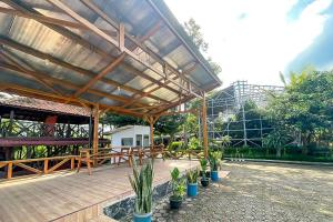 Κήπος έξω από το Urbanview Hotel Kusuma Garden Cianjur