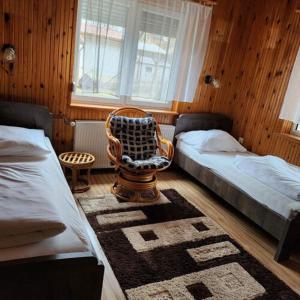 um quarto com duas camas e uma cadeira de baloiço em Mineral Zafír apartman em Igricetanya