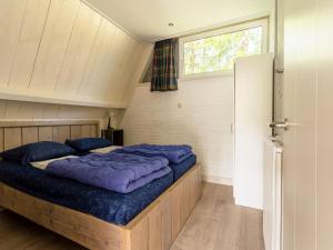 Postel nebo postele na pokoji v ubytování Semi-detached bungalow 'Muizenoortje' at park Vosseven