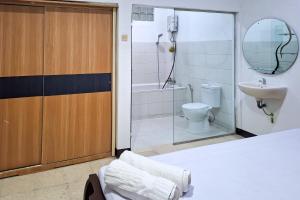 Et badeværelse på Urbanview Hotel Kusuma Garden Cianjur