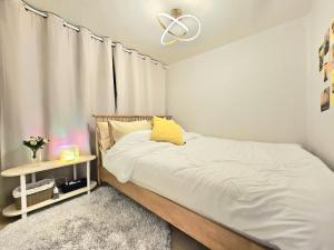 een kleine slaapkamer met een bed en een tafel bij Stay Popo in Seoul