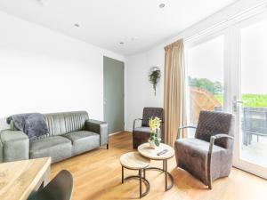 sala de estar con sofá, sillas y mesa en Attractive holiday home in Gorp and Roovert estate en Goirle
