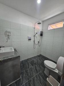 een badkamer met een douche, een toilet en een wastafel bij Tiger House Hostel Koh Tao in Ko Tao