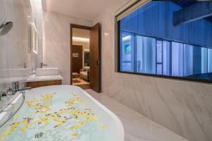 Kamar mandi di Wuyu Hotel Chongqing Zoo & Yangjiaping The Mixc Light rail
