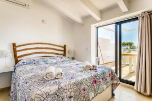 a bedroom with a bed with towels on it at APARTAMENTO SA PERDIU N 29 in Son Carrio