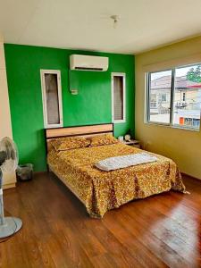 - une chambre dotée d'un lit avec un mur vert dans l'établissement Casa De Mira, à Dolores