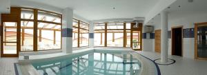 Der Swimmingpool an oder in der Nähe von Rezidence & Wellness Blatov