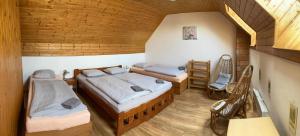 ein Zimmer mit 2 Betten und einem Stuhl darin in der Unterkunft Sklípek na Větřáku in Čejkovice