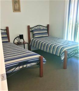 two beds sitting next to each other in a room at DBJ Holiday Units in Mulwala