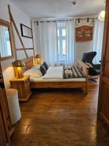 um quarto com uma cama grande e uma secretária em Zajazd Karczma Zagłoba em Świdnica