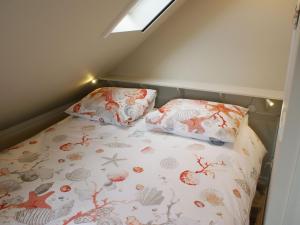 1 cama con 2 almohadas en una habitación en Fantastic luxury vacation home and next to the Wadden Sea, en Paesens
