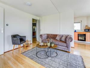 uma sala de estar com um sofá e uma mesa em Secluded Chalet in Suwald with Hottub em Warstiens