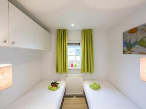 Imagen de la galería de Chalet by the Pond with Modern Comfort, en De Bult