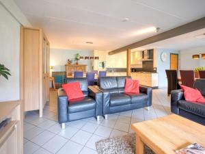 ein Wohnzimmer mit 2 Sofas und einer Küche in der Unterkunft Serene Holiday Home in Ulestraten with Terrace in Ulestraten