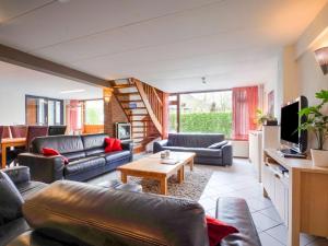 - un salon avec des canapés et une table dans l'établissement Serene Holiday Home in Ulestraten with Terrace, à Ulestraten