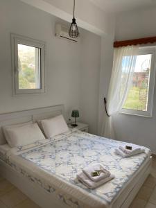 una camera da letto con un letto e due asciugamani di Mavro lithari Summer Home ad Anávissos
