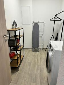 een wasruimte met een wasmachine en een wasmachine bij Charming Homes - Studio 23 in Wolfsburg