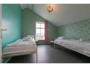 een kamer met 2 bedden en een raam bij Superb apartment near the beach in Vrouwenpolder in Vrouwenpolder