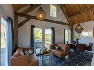 sala de estar con sofás y mesa en Family house with an ideal location private terrace garden and sauna, en Vrouwenpolder
