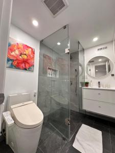 een badkamer met een toilet en een glazen douche bij Riverwood Home in Mississauga