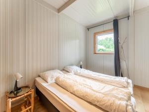 Duas camas num quarto com uma janela em Comfortable holiday home in Den Ham with garden em Den Ham