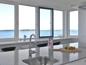 Kuchyň nebo kuchyňský kout v ubytování Waterfront penthouse with roof terrace and private jetty