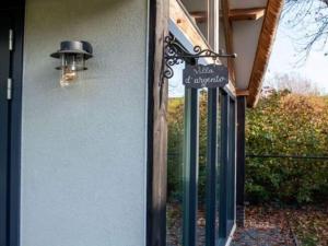 znak na boku domu z bramą w obiekcie Modern Garden View Holiday Home in Alphen w mieście Alphen