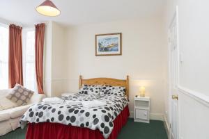Southend Guest House - Close to Beach, Train Station & Southend Airport tesisinde bir odada yatak veya yataklar
