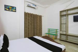 Postel nebo postele na pokoji v ubytování OYO Dhan Mahal Resort