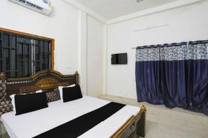 Кровать или кровати в номере OYO Dhan Mahal Resort